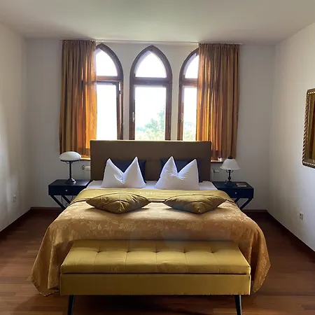 Сasa de vacaciones & Restaurant Schloss Weissenburg